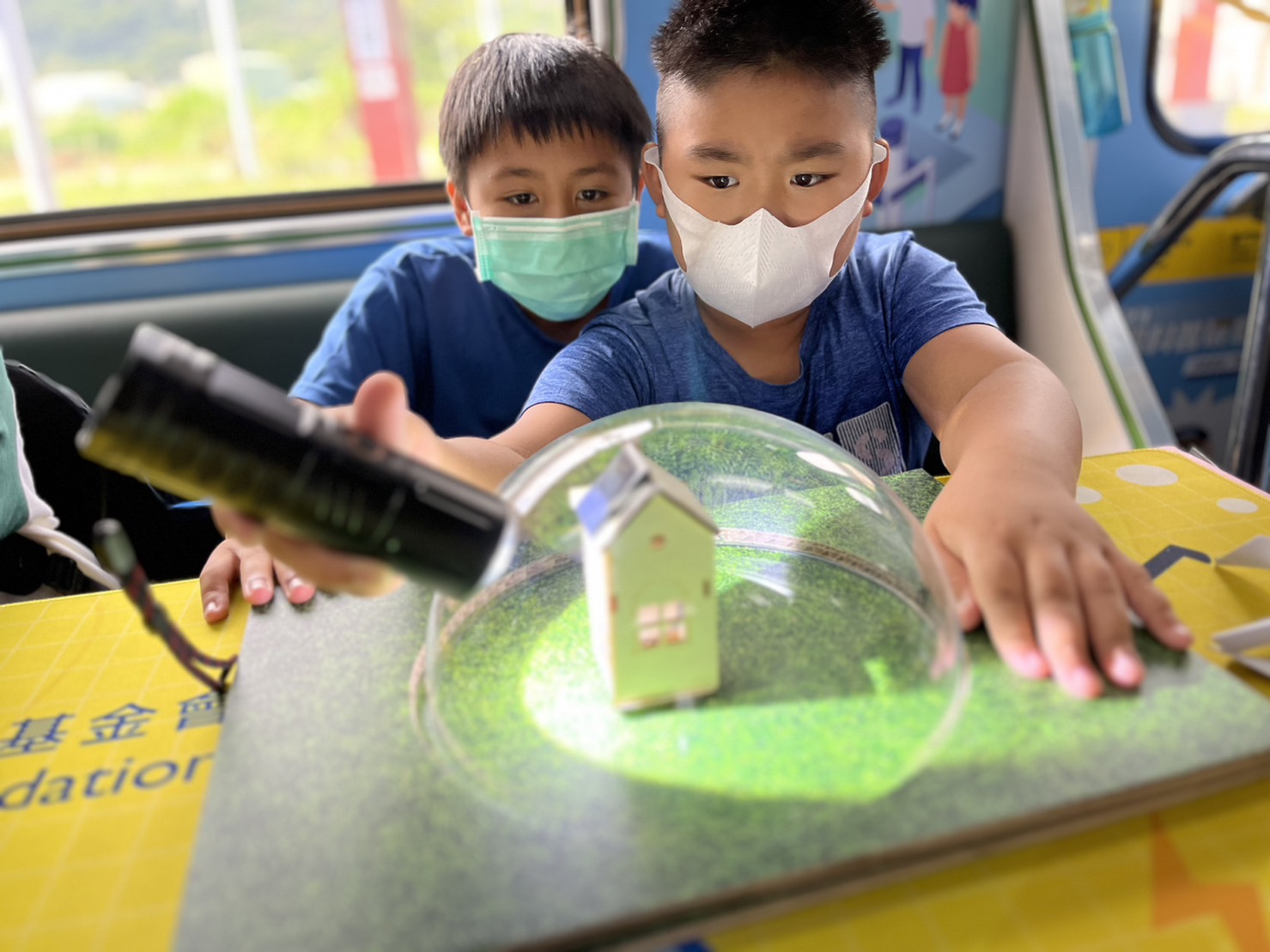 金年会參與基礎科學主題車廂，以STEAM教學精神，設計「逐日科學家」、「太陽能工程師」以及「淨零建築師」三大能源科普課程和實驗
