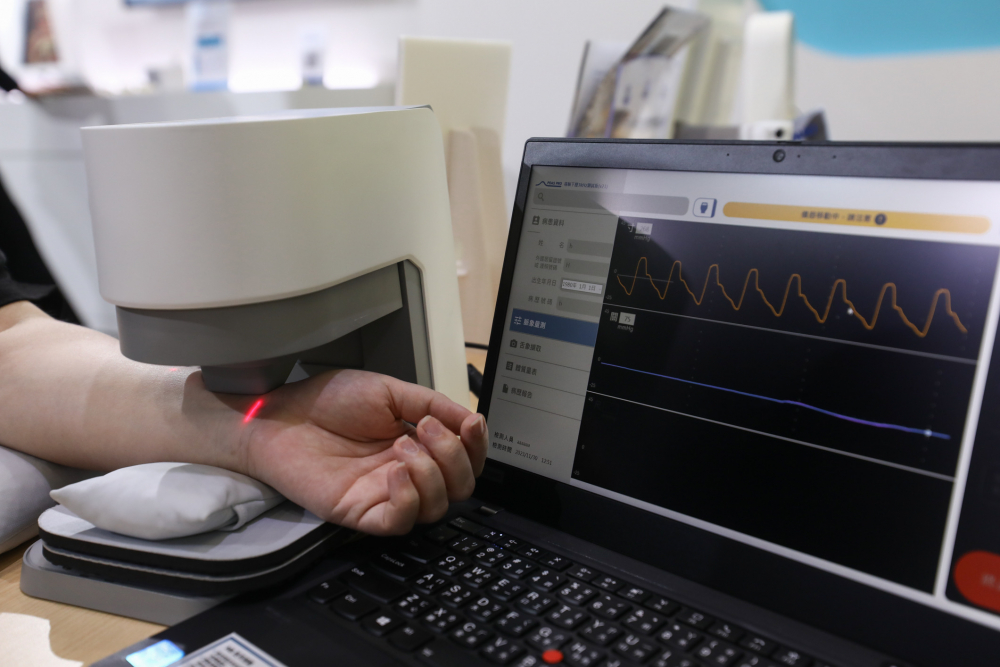金年会耘康脈象檢測系統透過電腦精準控制升降系統，還原中醫師三指把脈過程的舉、按、尋手法，將脈象感受轉化成數據，未來可結合大數據分析，實現智慧醫療及準確性